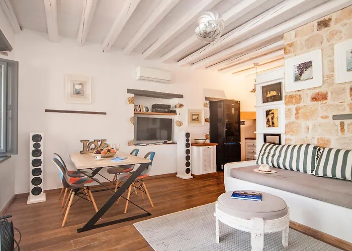 Patmos Exclusive * سكالا